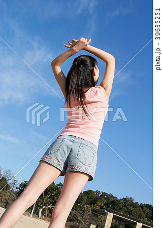 夏の若い女性後ろ姿の写真素材
