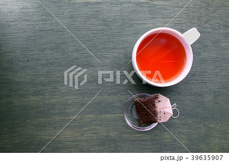 白いカップの紅茶とティーバック 白いカップの紅茶とティーバック 39635907