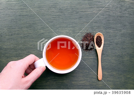 白いティーカップを持つ手と茶葉 39635908