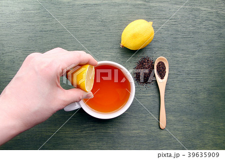 レモンを絞ってレモンティーを作る レモンを絞ってレモンティーを作る 39635909