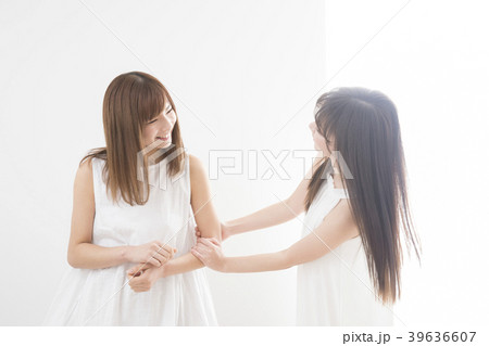 ふたりの若い女性 39636607