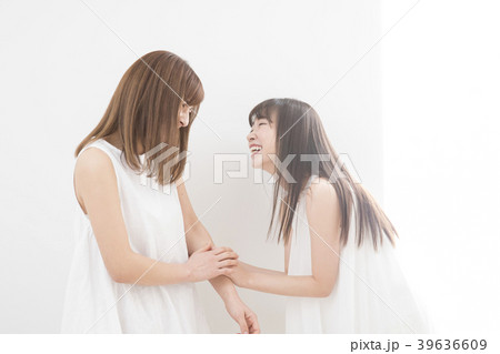 ふたりの若い女性 39636609