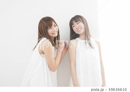 ふたりの若い女性 39636610