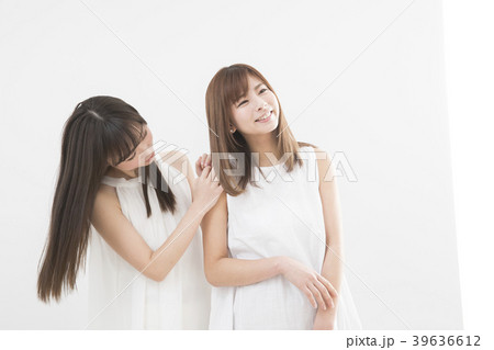 ふたりの若い女性 39636612