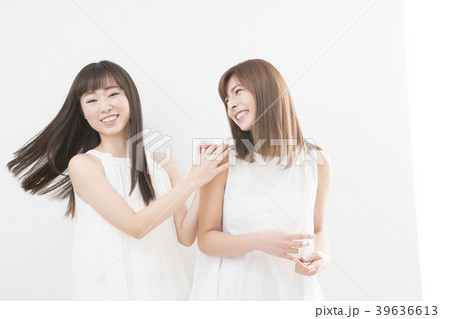 ふたりの若い女性 39636613