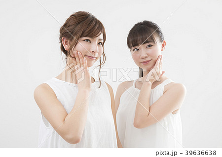 ふたりの若い女性 39636638