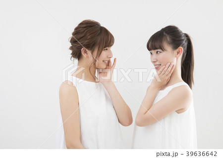 ふたりの若い女性 39636642