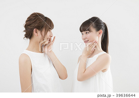 ふたりの若い女性 39636644