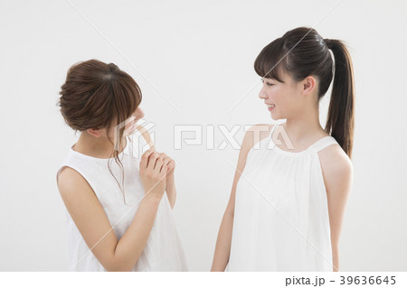 ふたりの若い女性 39636645
