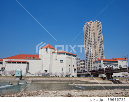 快晴の宝塚大劇場と武庫川を渡る阪急電車 39636725