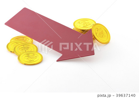 経済　不景気　硬貨　金貨　下降 39637140