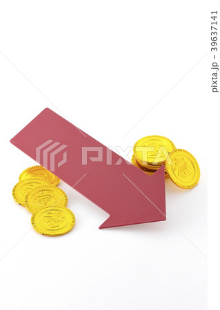 経済　不景気　硬貨　金貨　下降 39637141