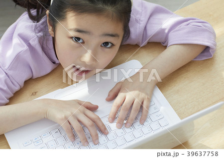 女の子 子供 女性 39637758