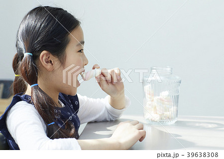 女の子 マシュマロ ガラスびん 39638308