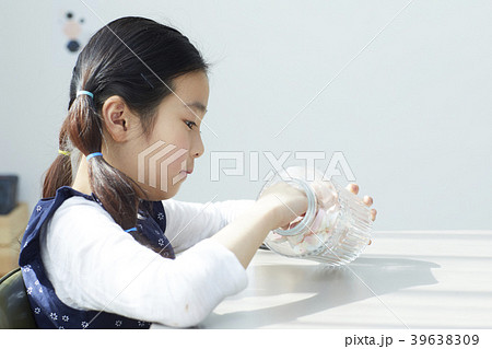 女の子 マシュマロ ガラスびん 39638309