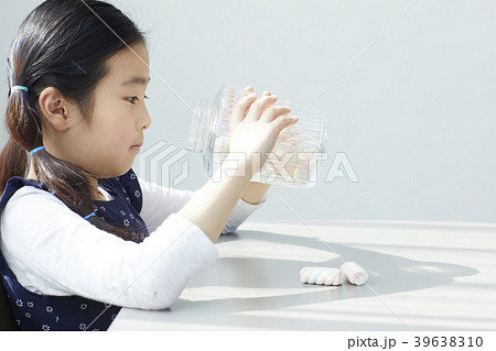 女の子 マシュマロ ガラスびん 39638310