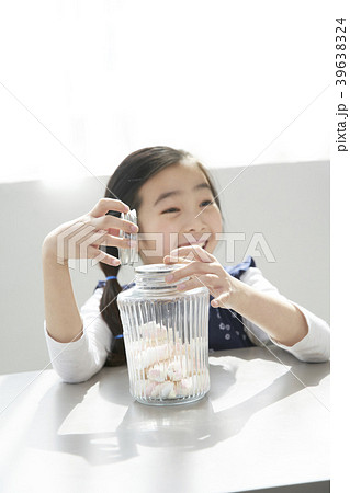女の子 マシュマロ ガラスびん 39638324