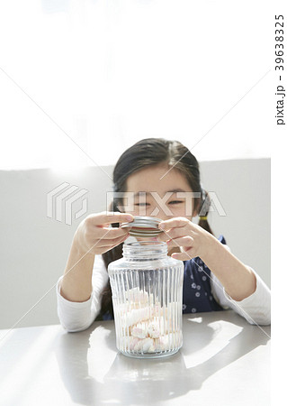 女の子 マシュマロ ガラスびん 39638325