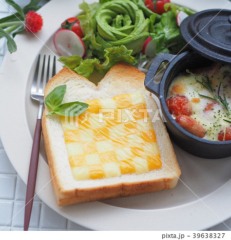 オシャレなパンのワンプレートで朝食の写真素材