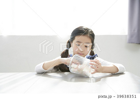 女の子 マシュマロ ガラスびん 39638351