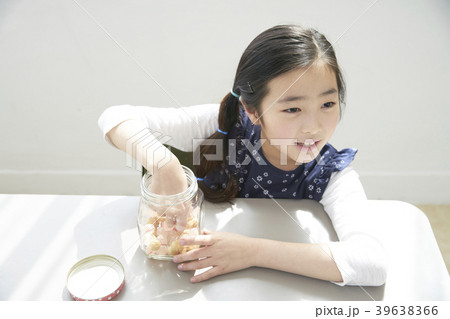 女の子 マシュマロ ガラスびん 39638366
