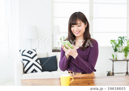 部屋でスマホを見る女性 部屋でスマホを見る女性 39638605