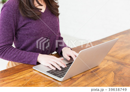 ラップトップコンピュータを使う女性 手元 ラップトップコンピュータを使う女性 手元 39638749