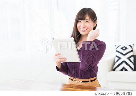 部屋でタブレットを見る女性 部屋でタブレットを見る女性 39638782