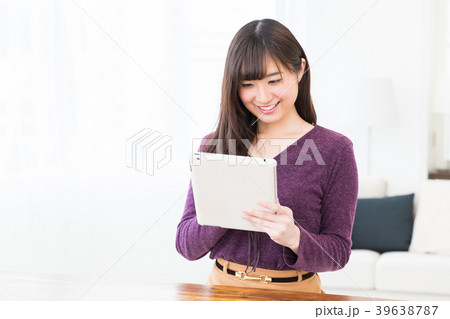 部屋でタブレットを見る女性 部屋でタブレットを見る女性 39638787