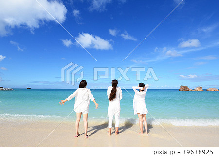 南国沖縄の美しいビーチで寛ぐ三人の女性 39638925