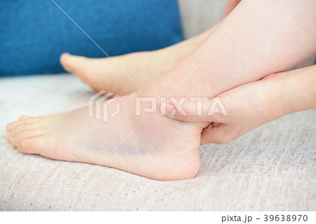 足の捻挫に苦しむ女性 足の捻挫に苦しむ女性 39638970