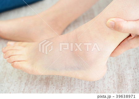 足の捻挫に苦しむ女性 足の捻挫に苦しむ女性 39638971