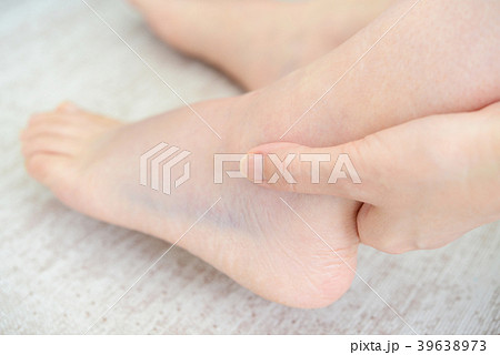 足の捻挫に苦しむ女性 足の捻挫に苦しむ女性 39638973