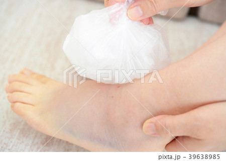 足の捻挫に苦しむ女性 足の捻挫に苦しむ女性 39638985