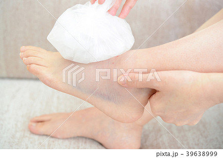 足の捻挫に苦しむ女性 足の捻挫に苦しむ女性 39638999