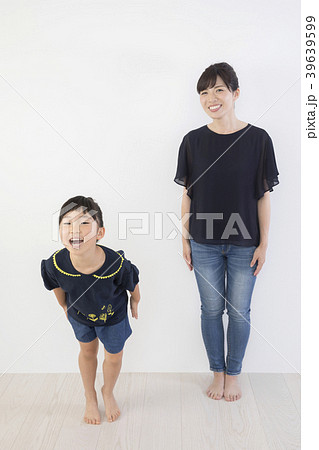 親子 ファッション リンクコーデの写真素材