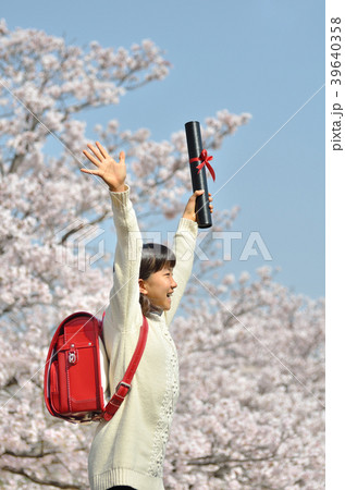 6年生の女の子(桜、卒業、カジュアル) 6年生の女の子(桜、卒業、カジュアル) 39640358