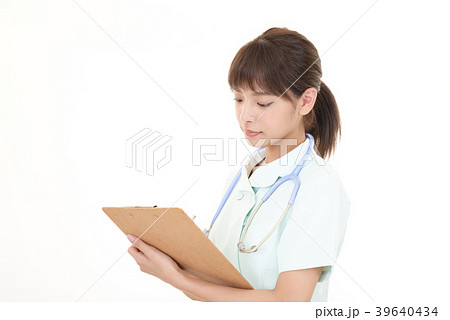 真剣な表情の看護師 39640434