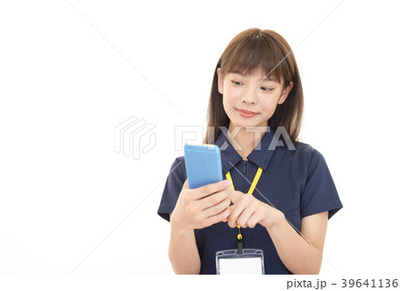 スマートフォンを持つ女性 39641136