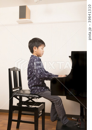ピアノを弾く男の子 ピアノを弾く男の子 39641310