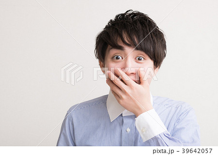 口に手を当て驚く若いビジネスマン 39642057