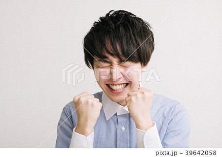 喜ぶ若いビジネスマン 39642058
