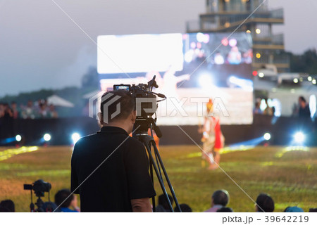 videographer record a video 39642219