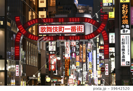 日本の東京都市景観・歌舞伎町の夜景 日本の東京都市景観・歌舞伎町の夜景 39642520