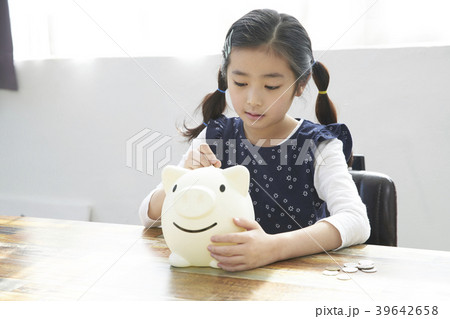 貯金箱 少女 子供 39642658