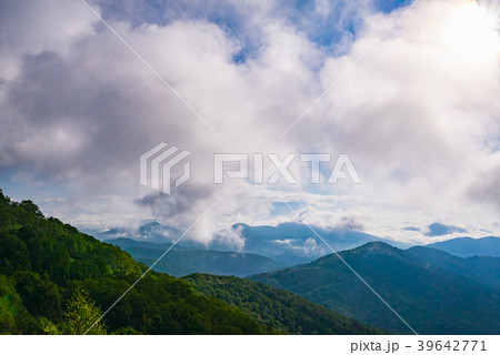 北海道・トマムの雲海テラスと早朝の朝日パノラマ 北海道・トマムの雲海テラスと早朝の朝日パノラマ 39642771
