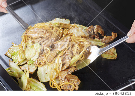 やきそば　Yakisoba (stir-fried soba noodles) 39642812