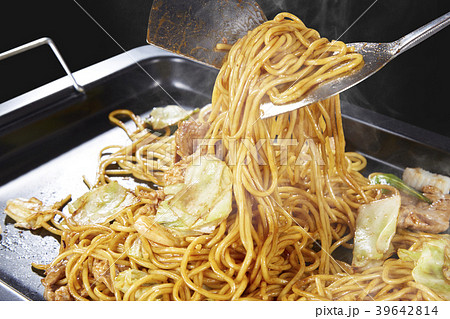 やきそば　Yakisoba (stir-fried soba noodles) 39642814