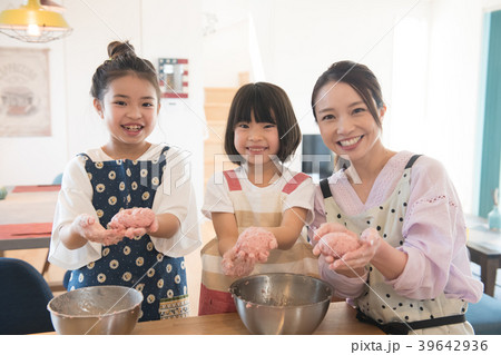 親子クッキング 料理のお手伝いの写真素材