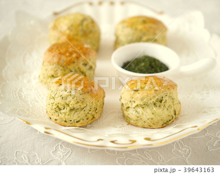 煎茶のスコーンと茶葉 金彩プレート (横位置) 煎茶のスコーンと茶葉 金彩プレート (横位置) 39643163